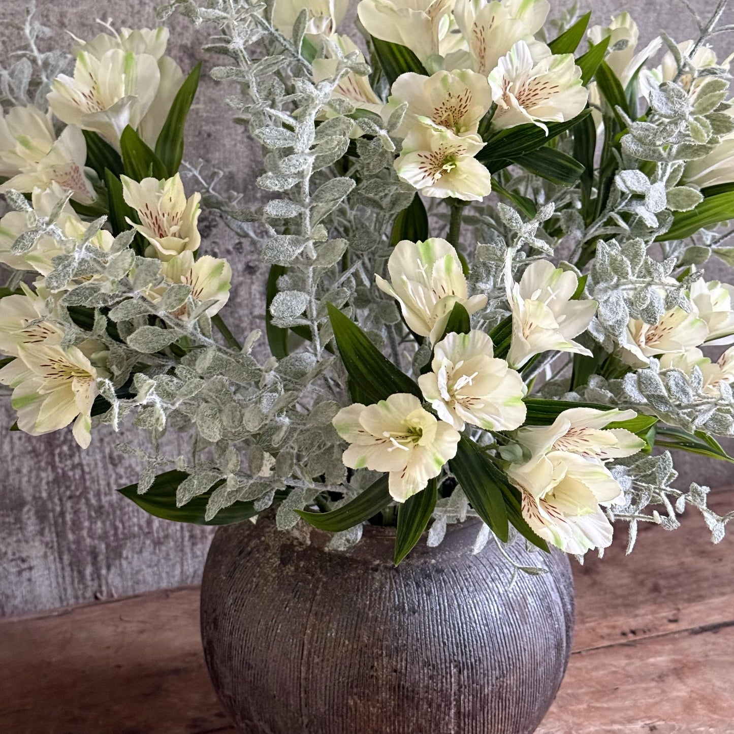 Arreglo astromelia y boxwood